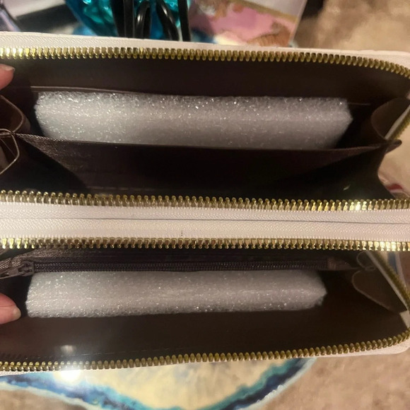 Blush Kiss NWT Women's White Soft Faux Leather Wallet with Gold Hardware Hearts - Picture 6 of 6